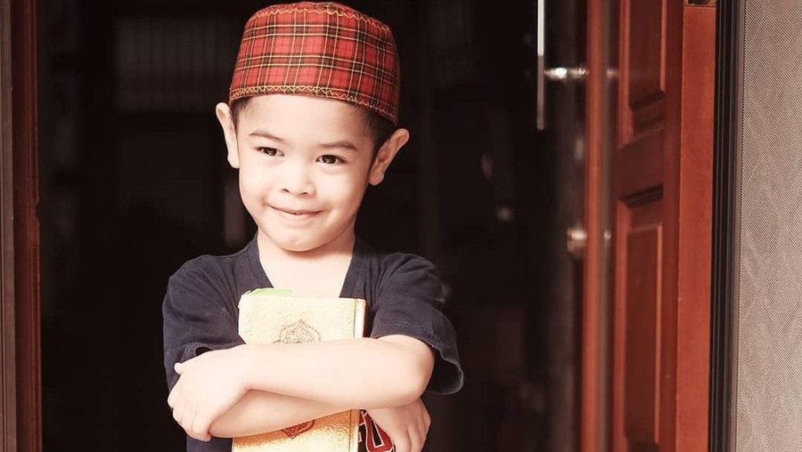 Muhammad Dirgantara, putra Dude Harlino-Alyssa Soebandono 7 anak artis ini tidak hanya menggemaskan, namun mereka juga sudah belajar mengaji sejak kecil.