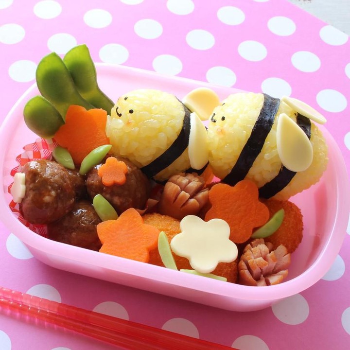 Nasi yang dibentuk seperti lebah, dan dilengkapi hiasan tanaman yang terbuat dari sosis, bakso, dan wortel, ini menarik kan, Bun? Si kecil pasti langsung menyantapnya. (Foto: iStock)<span class="im"><br /></span>