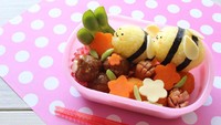 Nasi yang dibentuk seperti lebah, dan dilengkapi hiasan tanaman yang terbuat dari sosis, bakso, dan wortel, ini menarik kan, Bun? Si kecil pasti langsung menyantapnya. (Foto: iStock)<span class="im"><br /></span>
