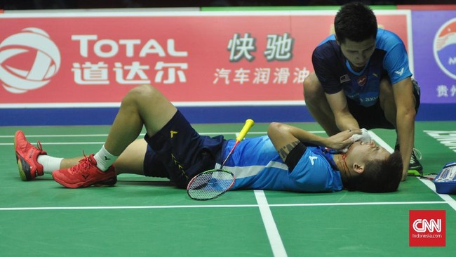 Dagu pebulutangkis Malaysia, Teo Ee Yi, mengeluarkan darah saat berlangsungnya pertandingan melawan Jepang di perempat final Piala Sudirman 2019.