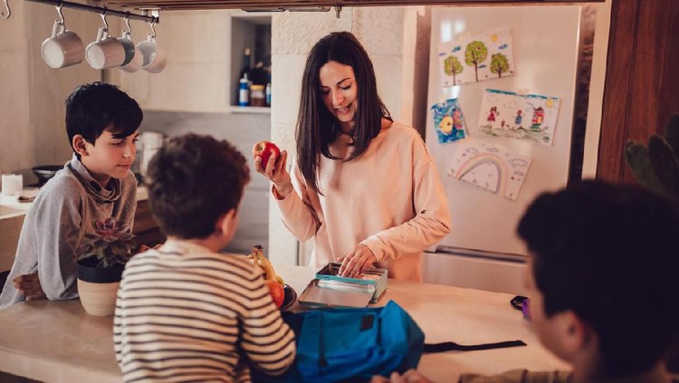 Lebaran tahun ini Bunda tak menggunakan jasa Asisten Rumah Tangga (ART) atau pembantu infal? Ada keuntungan yang bisa didapat anak lho.