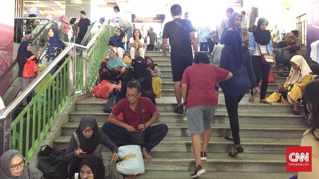 Suasana hiruk pikuk pedagang dan konsumen di pasar Tanah Abang sudah mulai kembali seperti sediakala usai kerusuhan aksi 22 Mei.