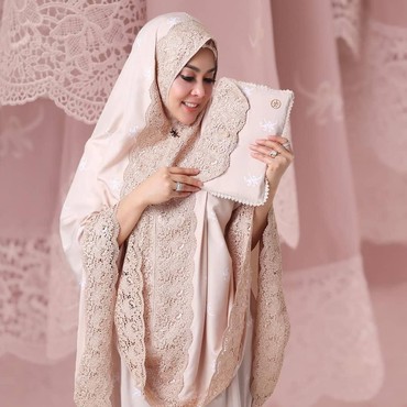 Syahrini Jualan Mukena, Netizen: Tunggu KW-nya Aja