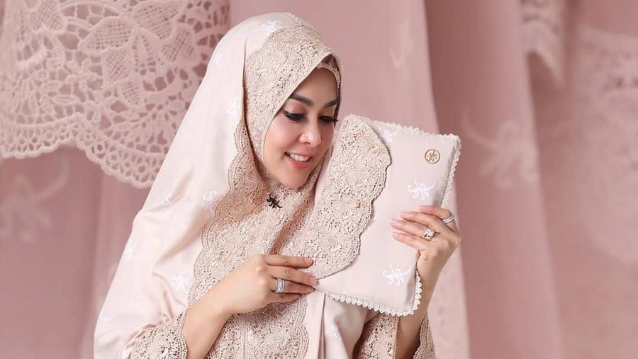 Syahrini menjual mukena mewah yang diberi merk Fatimah Syahrini Scarf.