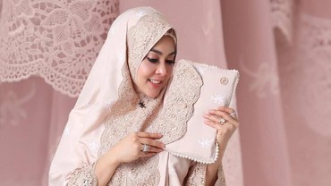 img-title Syahrini Jualan Mukena, Netizen: Tunggu KW-nya Aja