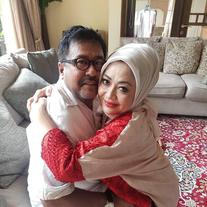<p>Momen sungkeman, sang istri nampak memeluk mesra dirinya. Semoga langgeng sampai maut memisahkan ya Ayah Rano dan Bunda Dewi. (Foto: Instagram @si.karno)  </p>