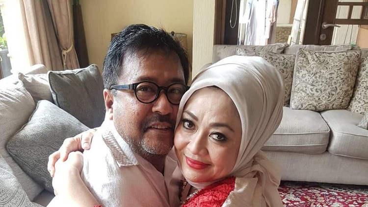 rano karno dan istriya