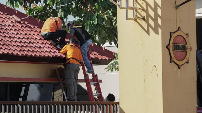 Selain pos penjagaan Mako Brimob Purwokerto yang jadi sasaran penembakan, tim pun melakukan olah TKP di halaman serta jalanan di depan markas polisi itu.