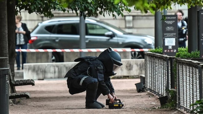 Kepolisian Prancis menahan empat orang yang diduga terlibat ledakan bom koper di pusat Kota Lyon.