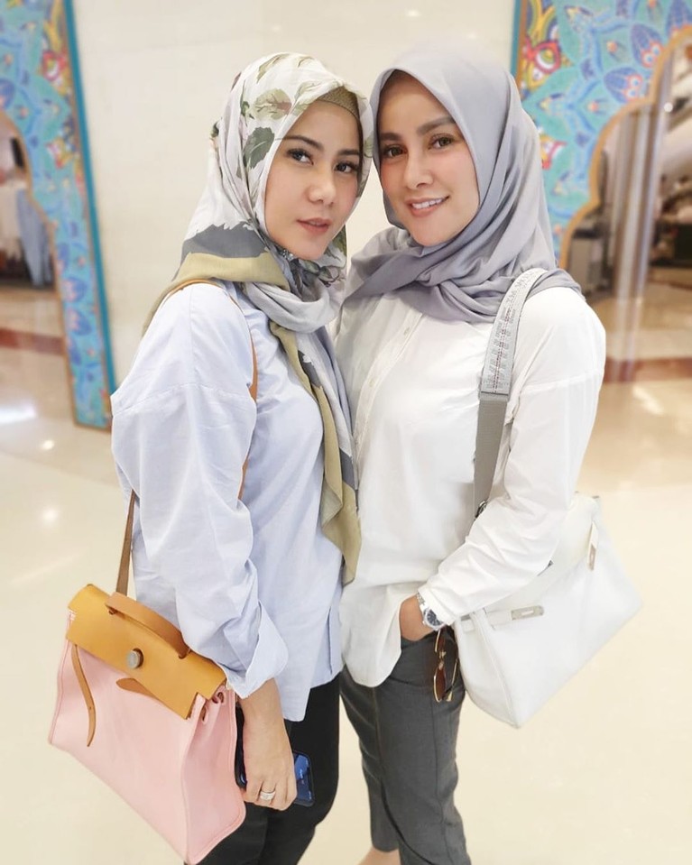 Potret Cantik Olla Ramlan dengan Hijab Telah berhasil melawan gejolak hati, Olla Ramlan mengatakan akan terus tampil dengan menggunakan hijab. Insertlive sajikan beberapa pesonanya: