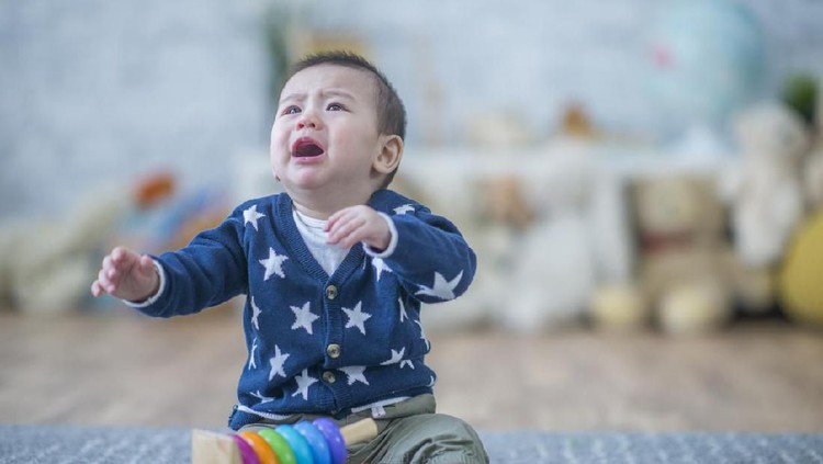 Beberapa anak sering rewel saat ditinggal pengasuhnya mudik Lebaran. Tenang, Bunda bisa mengatasi situasi ini kok.