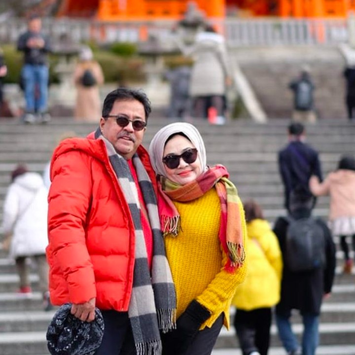 <p>Setelah anak-anak dewasa, Rano dan Dewi sering liburan berduan. Kali ini mengunjungi Kiyomizu Temple di Jepang. (Foto: Instagram @si.karno)</p>