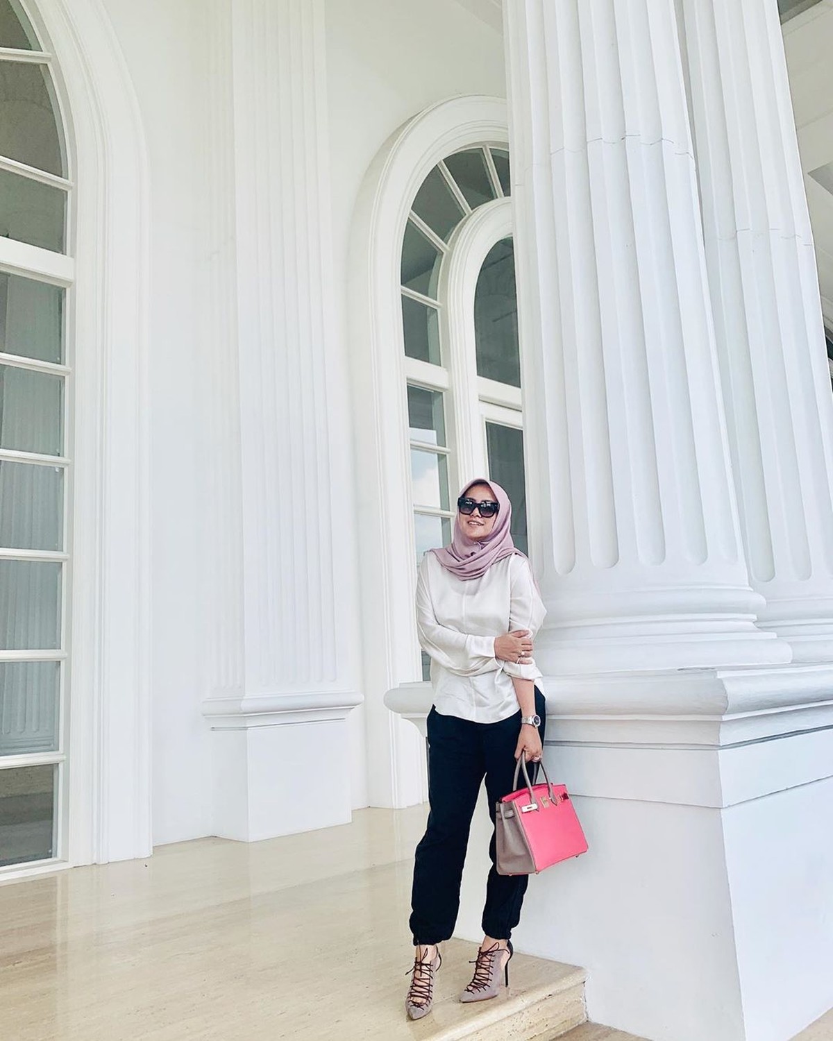 Telah berhasil melawan gejolak hati&comma; Olla Ramlan mengatakan akan terus tampil dengan menggunakan hijab&period; Insertlive sajikan beberapa pesonanya&colon;