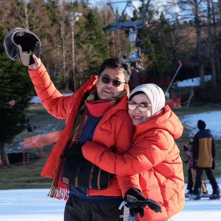 <p>Rano merupakan sosok suami yang romantis. Saat sang istri berulang tahun, teruntai doa manis untuk Dewi. Katanya, doa terbaik dari suami yang selalu mencintainya. <em>So sweet</em> ya. (Foto: Instagram @si.karno)</p>