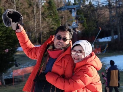 Jarang Tersorot, Intip 7 Momen Romantis Rano Karno Bareng Istri