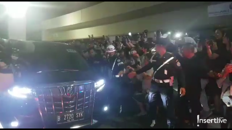 Akhirnya Tiba! Intip Potret Kedatangan EXO di Jakarta Suho, Chen, dan Kai akhirnya tiba di Jakarta. EXO-L pun menyambut dengan semangat kedatangan idolnya. Berikut potretnya.
