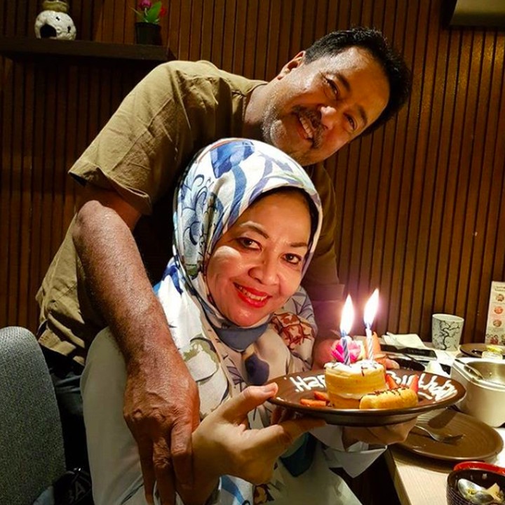 <p>Meski terlambat, tapi Rano tetap berusaha untuk menggelar perayaan ulang tahun istri tercintanya. (Foto: Instagram @si.karno)</p>