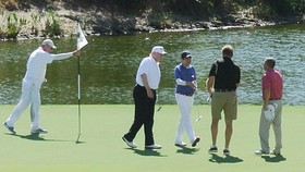 Trump-Shinzo Abe Memupuk 'Bromance' dengan Golf dan Sumo