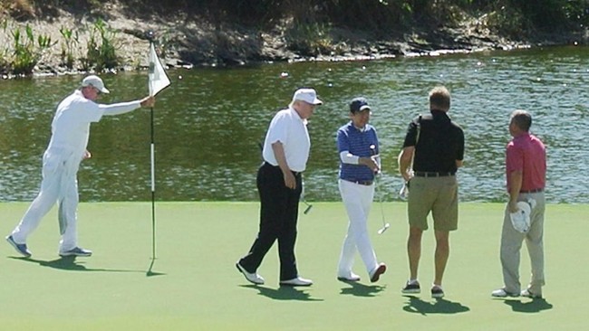 Donald Trump dan Shinzo Abe akan memupuk kemesraan diplomatik melalui golf dan sumo saat pemimpin AS tersebut menghabiskan waktu di Jepang akhir pekan ini.