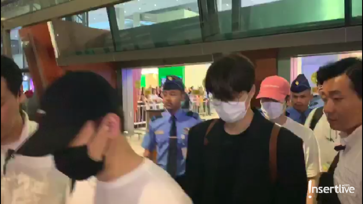 Suho&comma; Chen&comma; dan Kai akhirnya tiba di Jakarta&period; EXO-L pun menyambut dengan semangat kedatangan idolnya&period; Berikut potretnya&period;