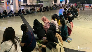 img-title Hindari Kericuhan, EXO-L Duduk Berjejer Sambut Kedatangan Suho Cs