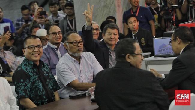 Tim Prabowo menganggap imbauan mengenakan baju putih sebagai pelanggaran sistematis karena matang direncanakan agar dilaksanakan di hari pencoblosan 17 April.