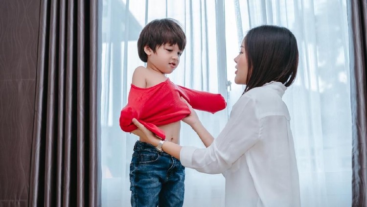 Siapkan Baju  Lebaran Sambil Ajari Si Kecil Doa Memakai 