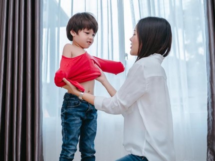 Siapkan Baju Lebaran Sambil Ajari Si Kecil Doa Memakai Baju Baru