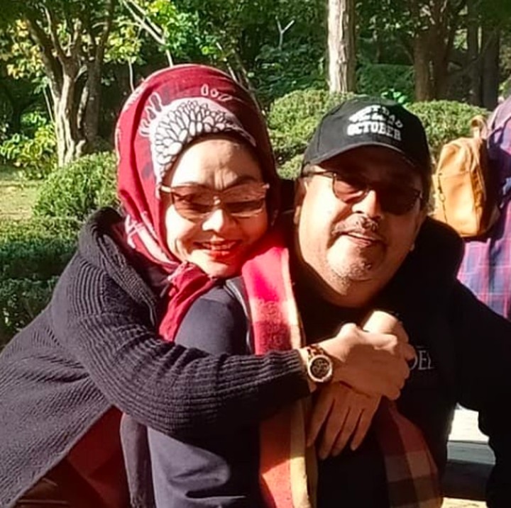 <p>Dewi Indriati atau lebih dikenal sebagai Dewi Karno merupakan istri kedua Rano Karno. Setelah gagal membina rumah tangga, Rano bertemu Dewi yang ternyata mantan teman SMA. (Foto: Instagram @si.karno)</p>