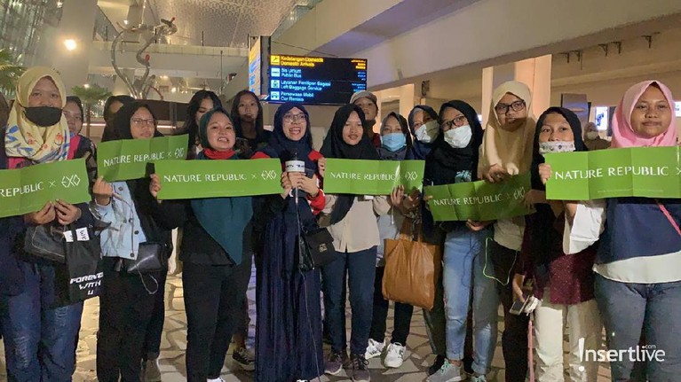 Suho, Chen, dan Kai akhirnya tiba di Jakarta. EXO-L pun menyambut dengan semangat kedatangan idolnya. Berikut potretnya.
