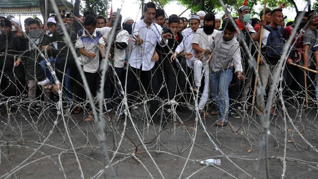 Berdasarkan negosiasi antara peserta aksi GNKR dan aparat keamanan serta perwakilan DPRD, perwakilan massa kemarin akan diterima di Mapolda Sumut hari ni.