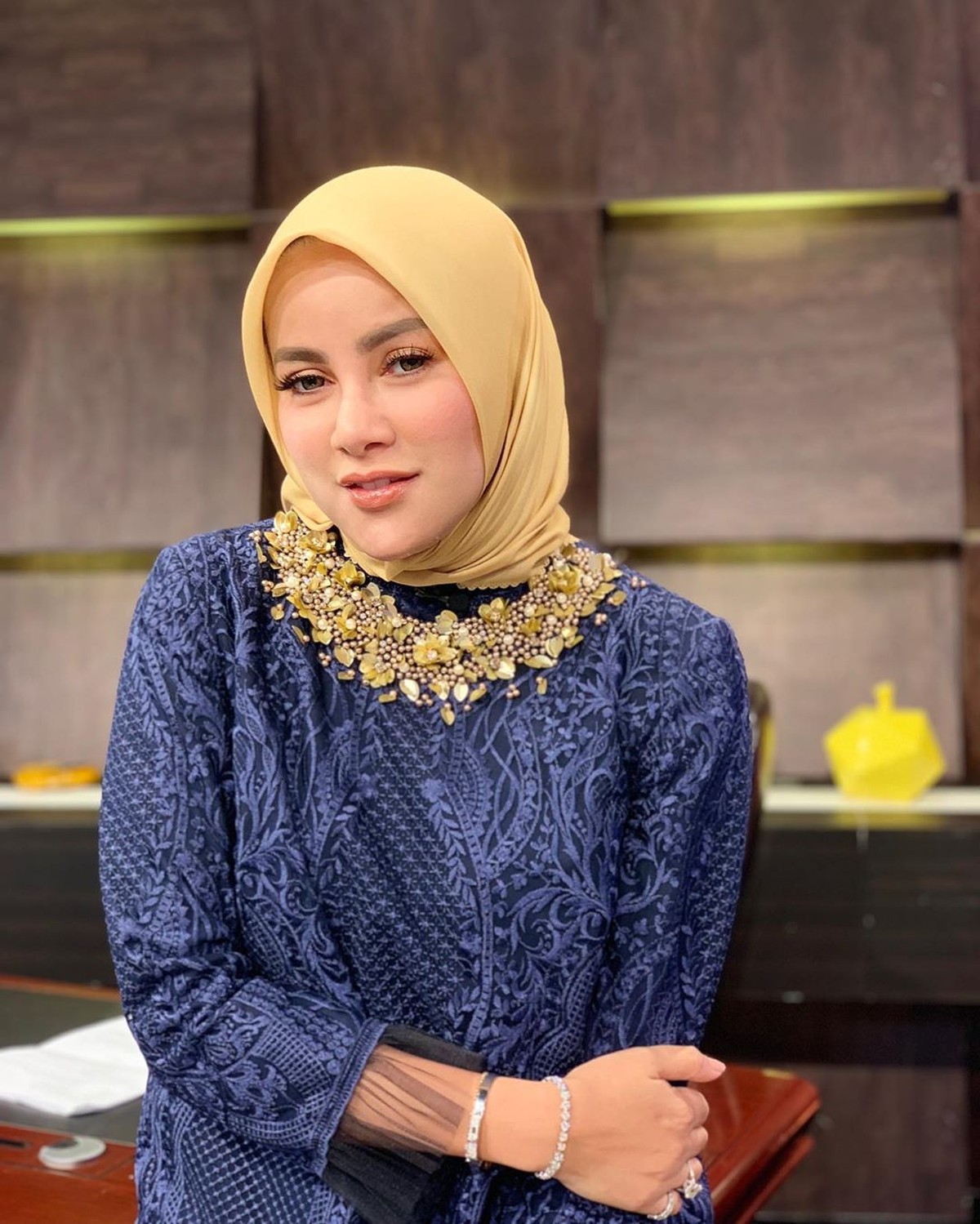 Telah berhasil melawan gejolak hati&comma; Olla Ramlan mengatakan akan terus tampil dengan menggunakan hijab&period; Insertlive sajikan beberapa pesonanya&colon;
