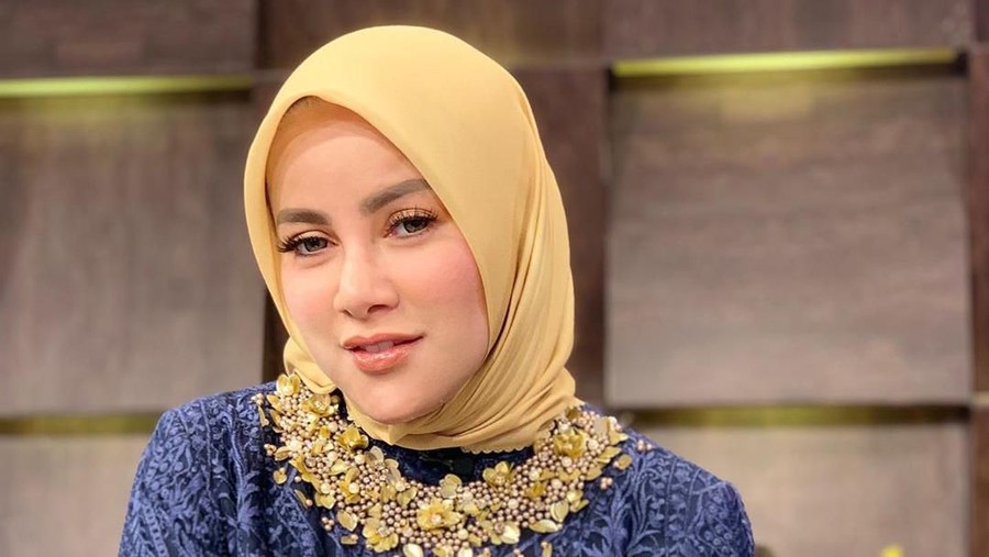 Kisah Olla Ramlan memutuskan untuk berhijab.