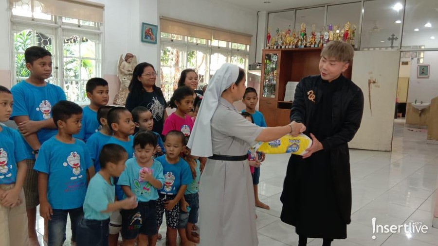 Roy Kiyoshi memanfaatkan bulan Ramadhan kali ini untuk berbagi rezeki dengan anak-anak panti asuhan.