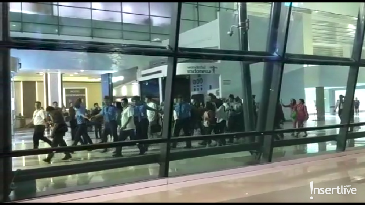 Suho&comma; Chen&comma; dan Kai akhirnya tiba di Jakarta&period; EXO-L pun menyambut dengan semangat kedatangan idolnya&period; Berikut potretnya&period;