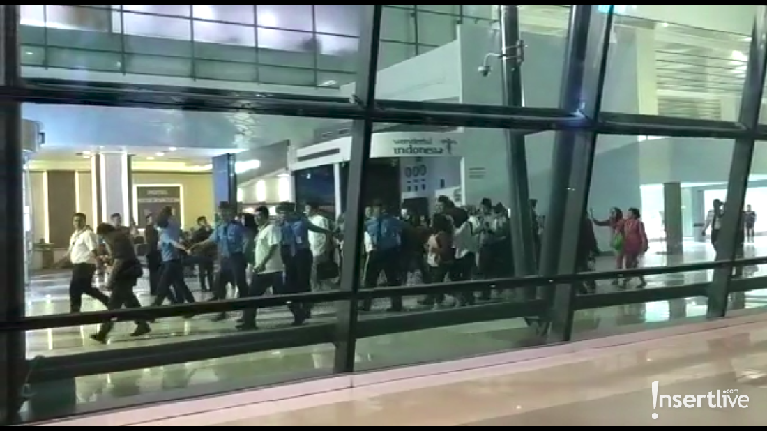 Akhirnya Tiba! Intip Potret Kedatangan EXO di Jakarta Suho, Chen, dan Kai akhirnya tiba di Jakarta. EXO-L pun menyambut dengan semangat kedatangan idolnya. Berikut potretnya.