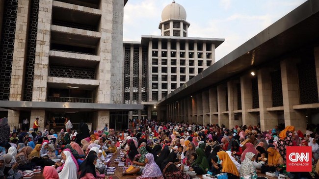 Suasana saat umat muslim mengikuti buka puasa bersama di Masjid Istiqlal , Jakarta, 26 Mei 2019. Saat akhir pekan jumlah takjil yang dibagikan  mencapai 5000 buah.