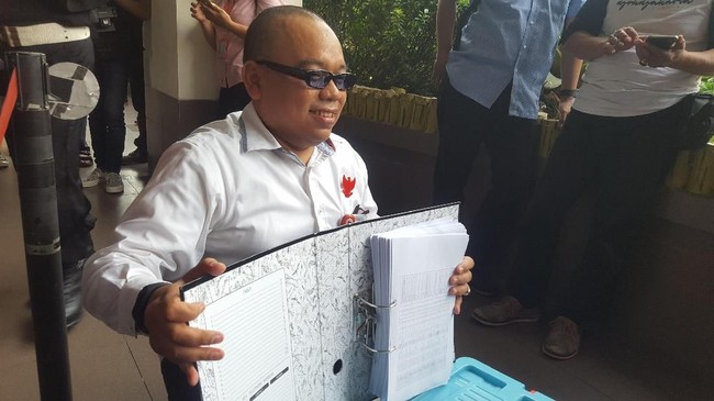 Mustofa Nahra mengklaim ia ditunjukkan oleh polisi bahwa kasus hukum yang melibatkan kubu Jokowi-Ma'ruf juga tetap diproses secara adil.