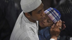 FOTO: Berharap Berkah Lailatul Qadar di Makam Sunan Ampel