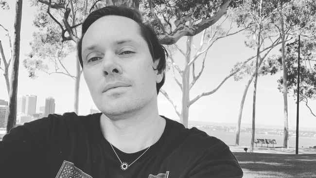 Kadang, romantis berbeda tipis dengan menakutkan, seperti lirik yang ditulis Rhye atau Mike Milosh dalam lagu 'Needed'.