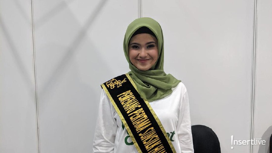 Resky Amalia Ningsih Juara Pertama Sunsilk Hijab Hunt 2019 Hijaber bersuara merdu Resky Amalia Ningsih menjadi juara pertama dalam ajang Sunsilk Hijab Hunt 2019.