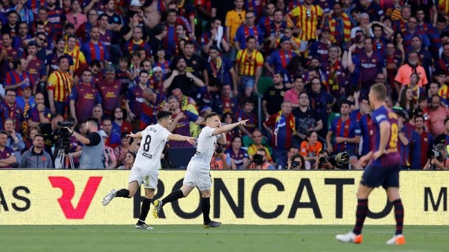 Barcelona tertinggal 0-2 dari Valencia pada laga babak pertama final Copa del Rey di Stadion Benito Villamarin, Sabtu (25/5) malam waktu setempat.