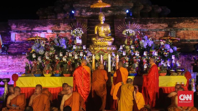 Ribuan umat Buddha dari 26 provinsi hadir ke di Candi Muara Takus, Riau, untuk memperingati peringatan Waisak Nasional 2563 BE/2019 dan Festival.