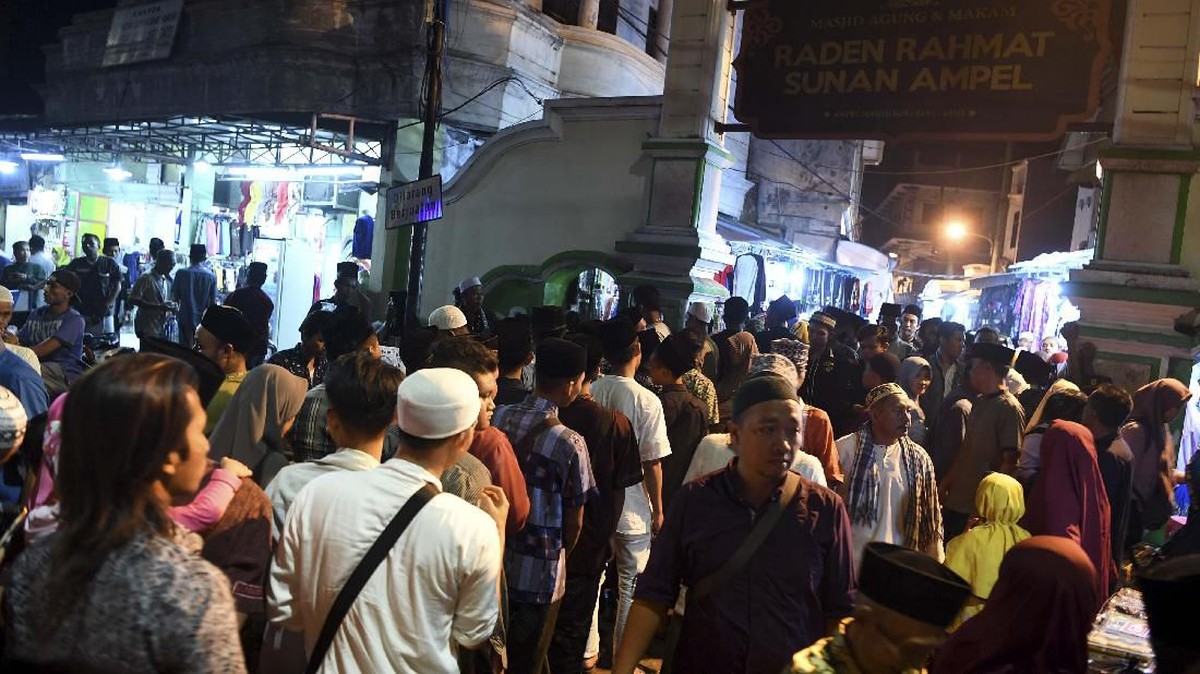FOTO: Berharap Berkah Lailatul Qadar di Makam Sunan Ampel