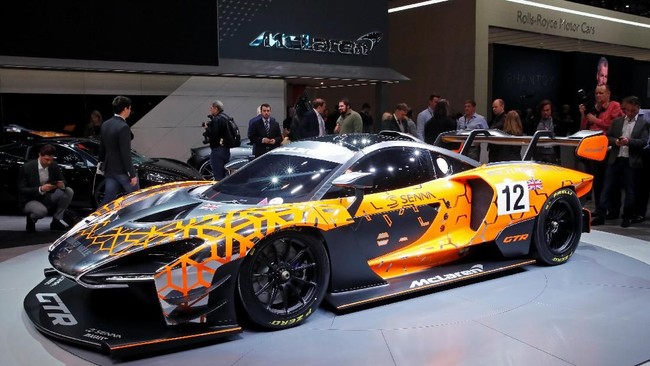Bintang Juventus Cristiano Ronaldo menambah daftar koleksi mobil mewahnya setelah membeli McLaren Senna seharga £750 ribu atau setara Rp13,7 miliar.