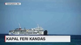 VIDEO: Diterjang Gelombang Tinggi, Kapal  Feri Kandas