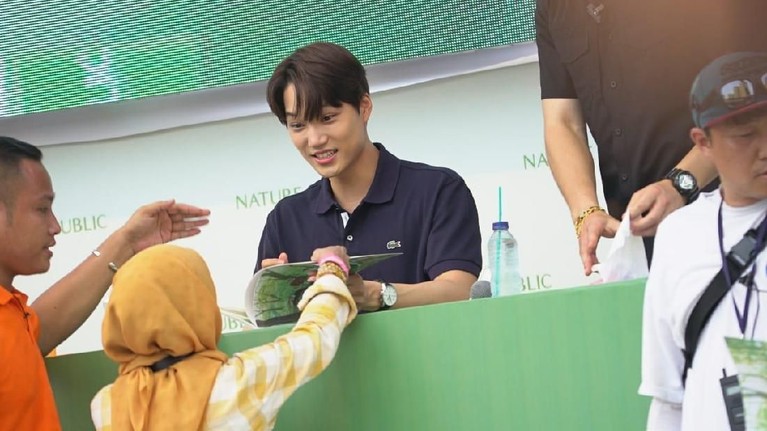 Tiga personel EXO menghadiri acara bertajuk, Journey to Nature in Indonesia. Mereka menggelar fansigning di Kota Kasablanka, Minggu (26/5).