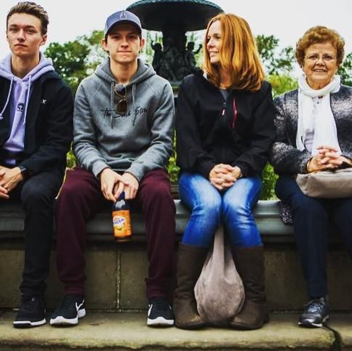 <p>Ada fakta menarik nih, Bun. Dalam film <em>How I Live Now</em> yang dibintangi Tom Holland, terdapat foto asli Tom serta kekasih pertamanya yang merupakan hasil karya sang bunda, Niki Holland. (Foto: Instagram @tomholland2013)</p>