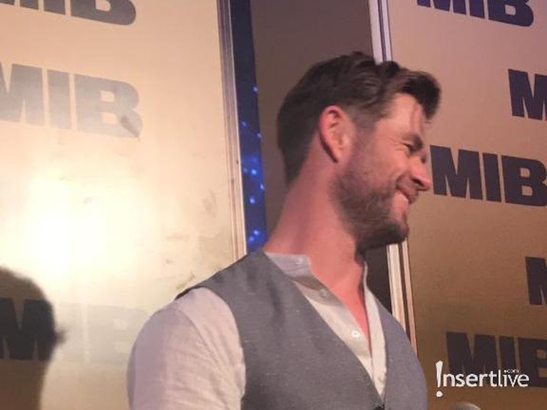 6 Potret Chris Hemsworth Promosikan Film Men In Black di Bali Chris Hemsworth saat ini tengah berada di Bali dalam rangka promosi film terbarunya, Men In Black. Selain itu, ada juga Tom Holland di lokasi yang sama.