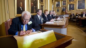 Peraih Nobel Fisika Murray Gell-Mann Tutup Usia